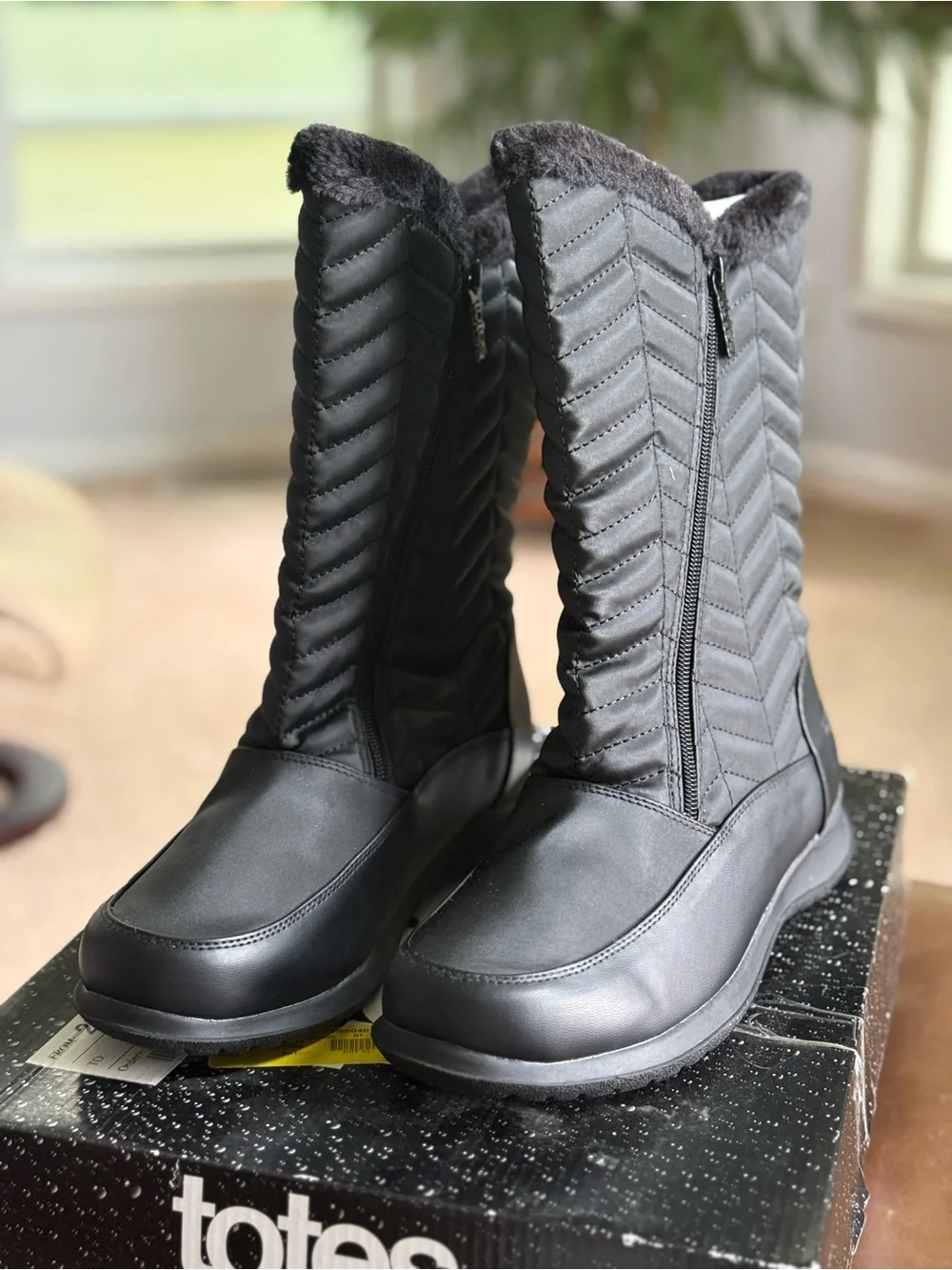 totes Black Quilted Wide Width Winter Boots with Faux-Fur Collar size 10WIDE